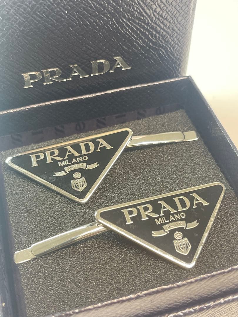 PRADA (プラダ)トライアングルロゴ メタル ヘアクリップ