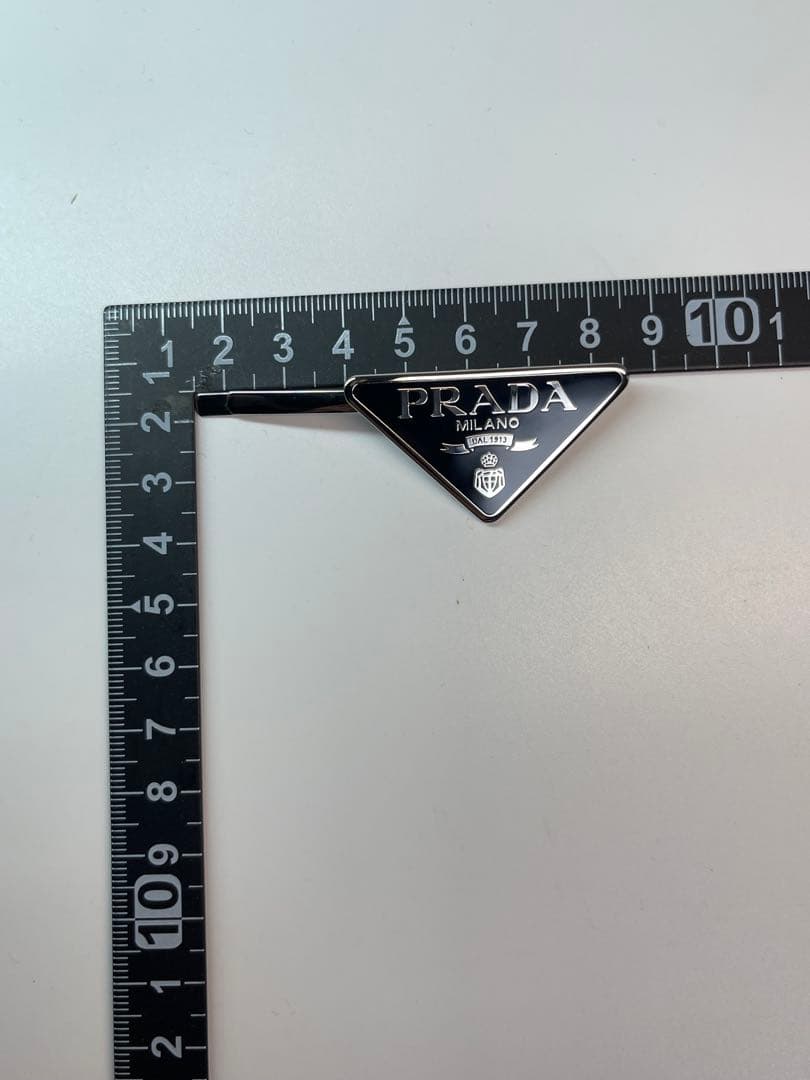 PRADA (プラダ)トライアングルロゴ メタル ヘアクリップ