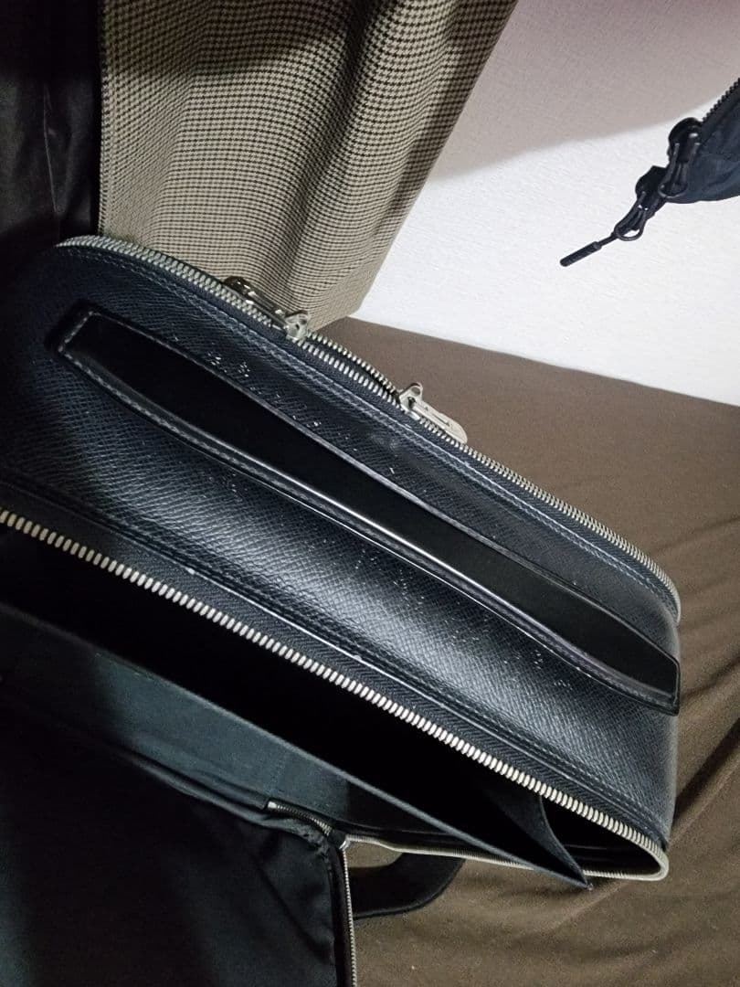 早い者勝ちLouis Vuitton タイガ　バッグ グリーン。鍵と小物入れ付き