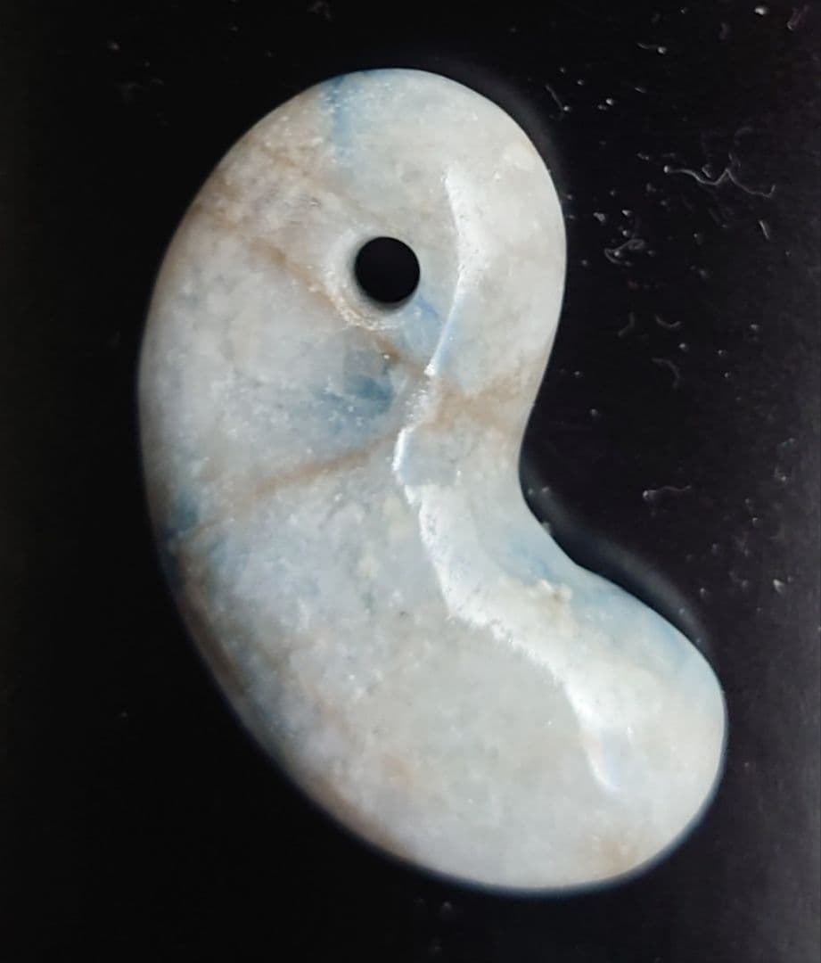 【週末までのセール】糸魚川翡翠　勾玉　入りコン沢ブルー