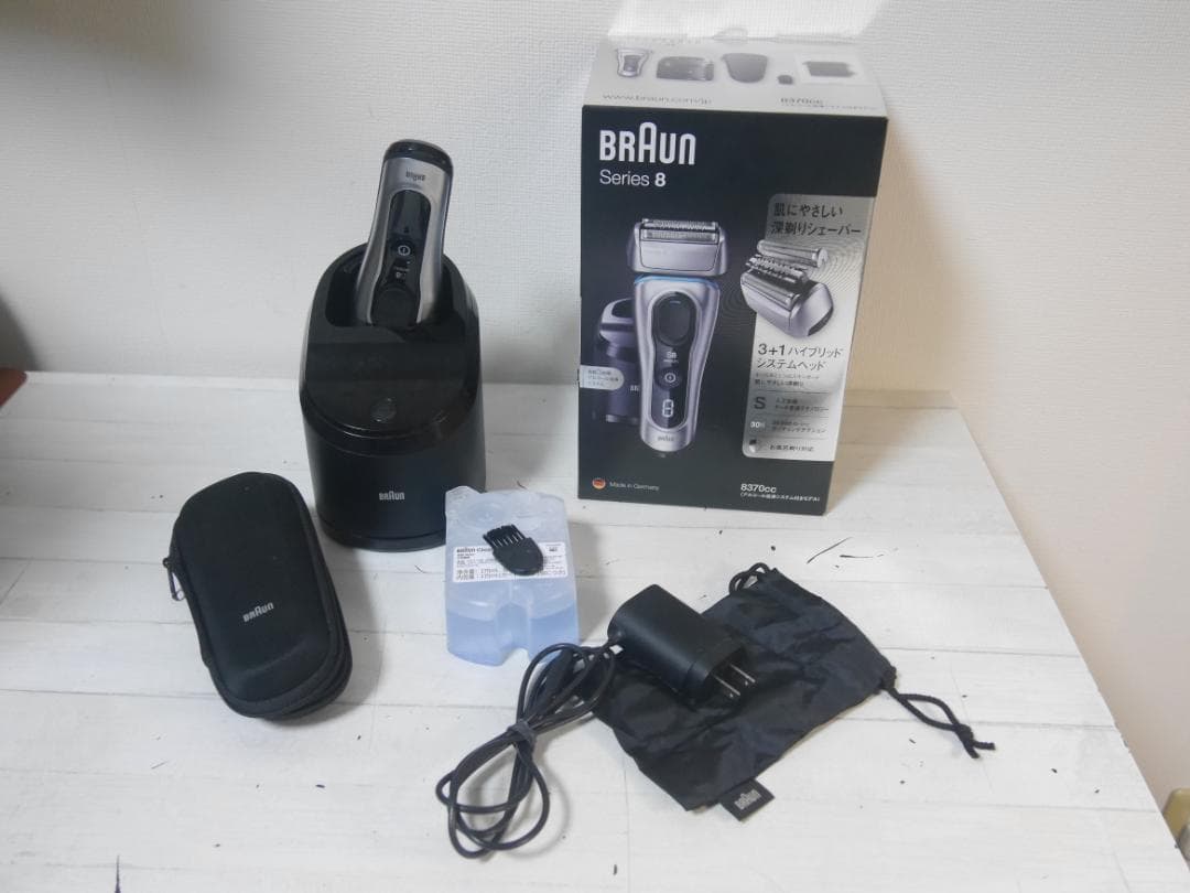 【替刃新品】Braun Series 8 メンズ電気シェーバー　洗浄機付き