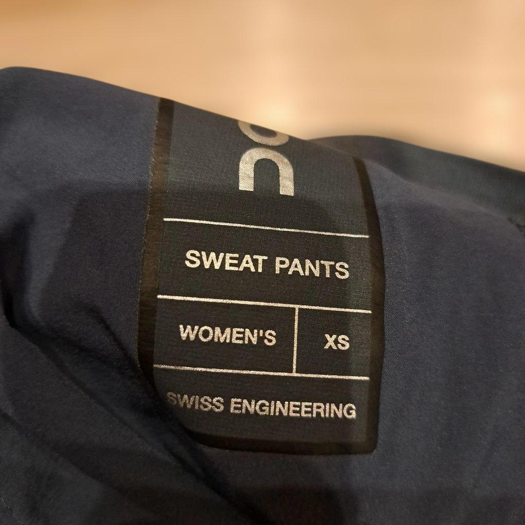 On running ¥29160 XS ネイビー フーディー 　セットアップ