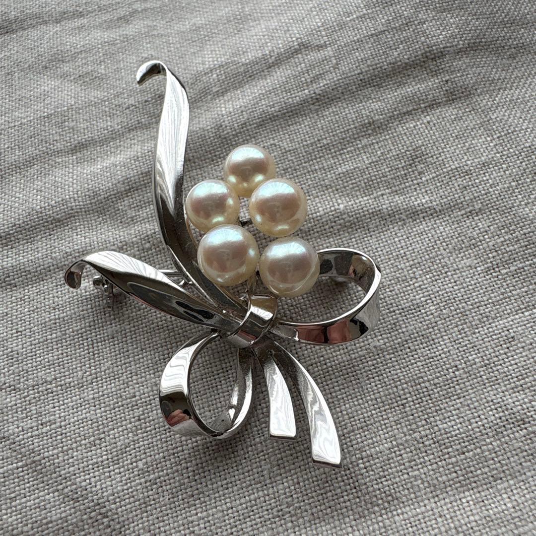 ミキモト　真珠とメタルのリボン型ブローチ