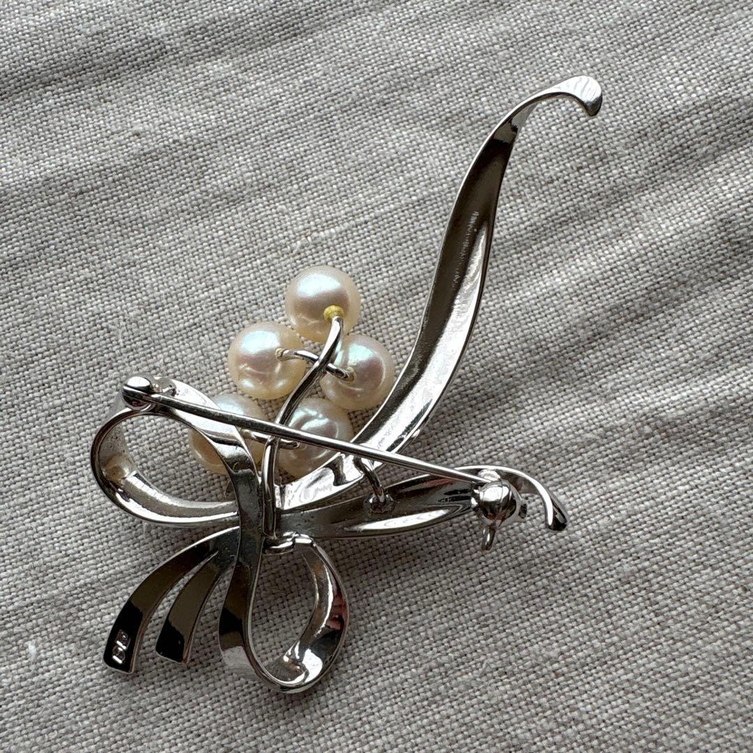 ミキモト　真珠とメタルのリボン型ブローチ