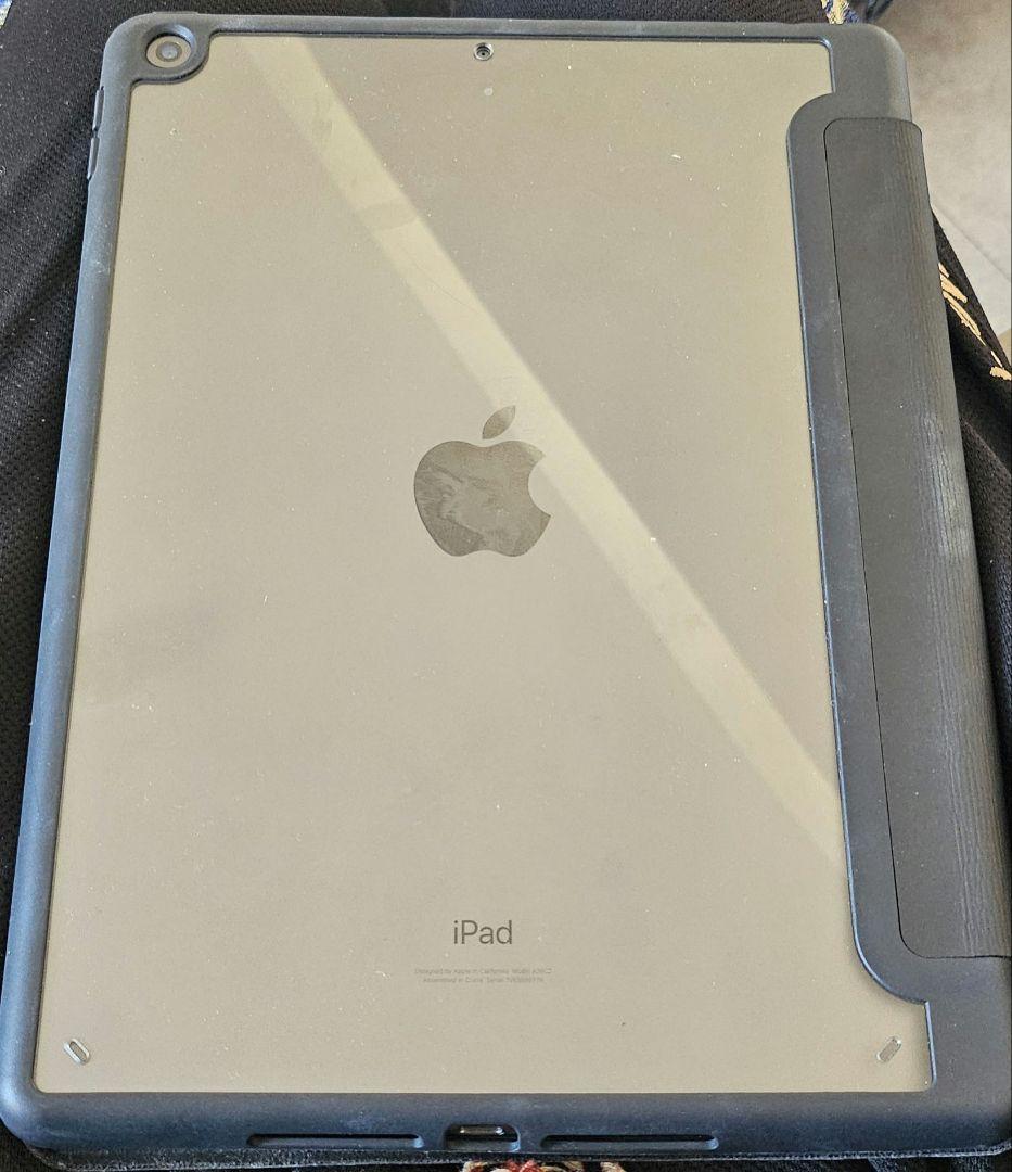 Apple iPad ９世代目 64GB　ホワイト
