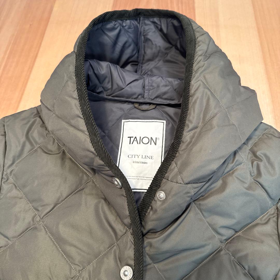 TAIONシティライン パイピングフード ロングダウンコート S カーキ