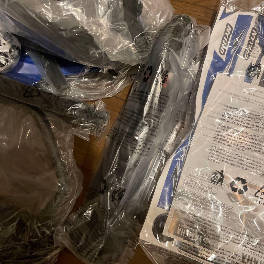 2/1までの出品‼️新品未使用！YAMAHA スノーモービル型ソリ　青　ヤマハ