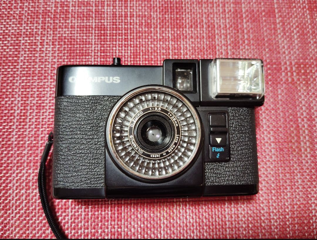 OLYMPUS　PEN EF（赤ベロ）