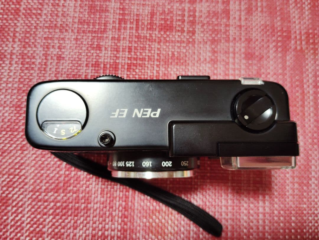 OLYMPUS　PEN EF（赤ベロ）