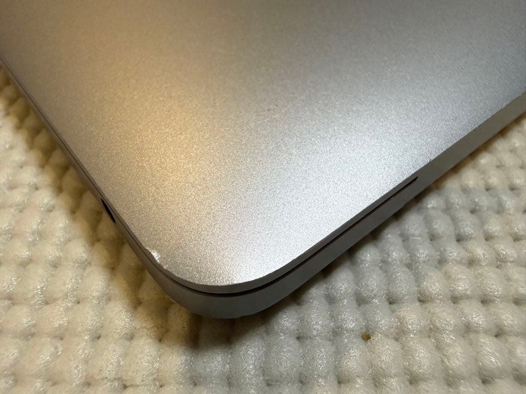 Apple MacBook pro本体 画面不良 小傷あり