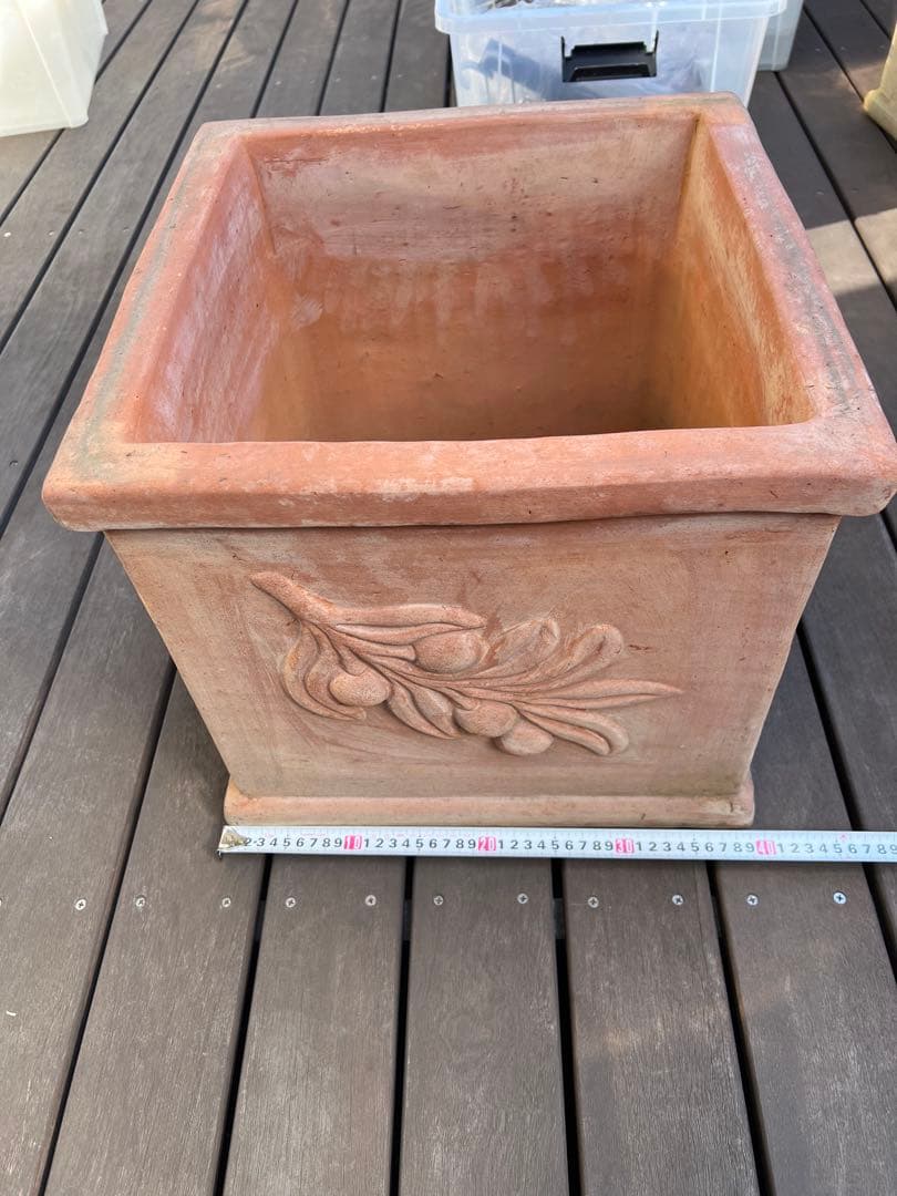 テラコッタ製 四角い植木鉢 花柄彫刻付き　スクエア鉢