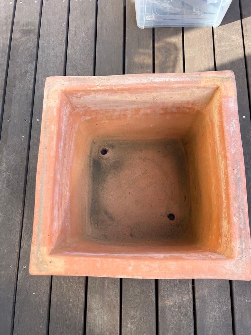 テラコッタ製 四角い植木鉢 花柄彫刻付き　スクエア鉢