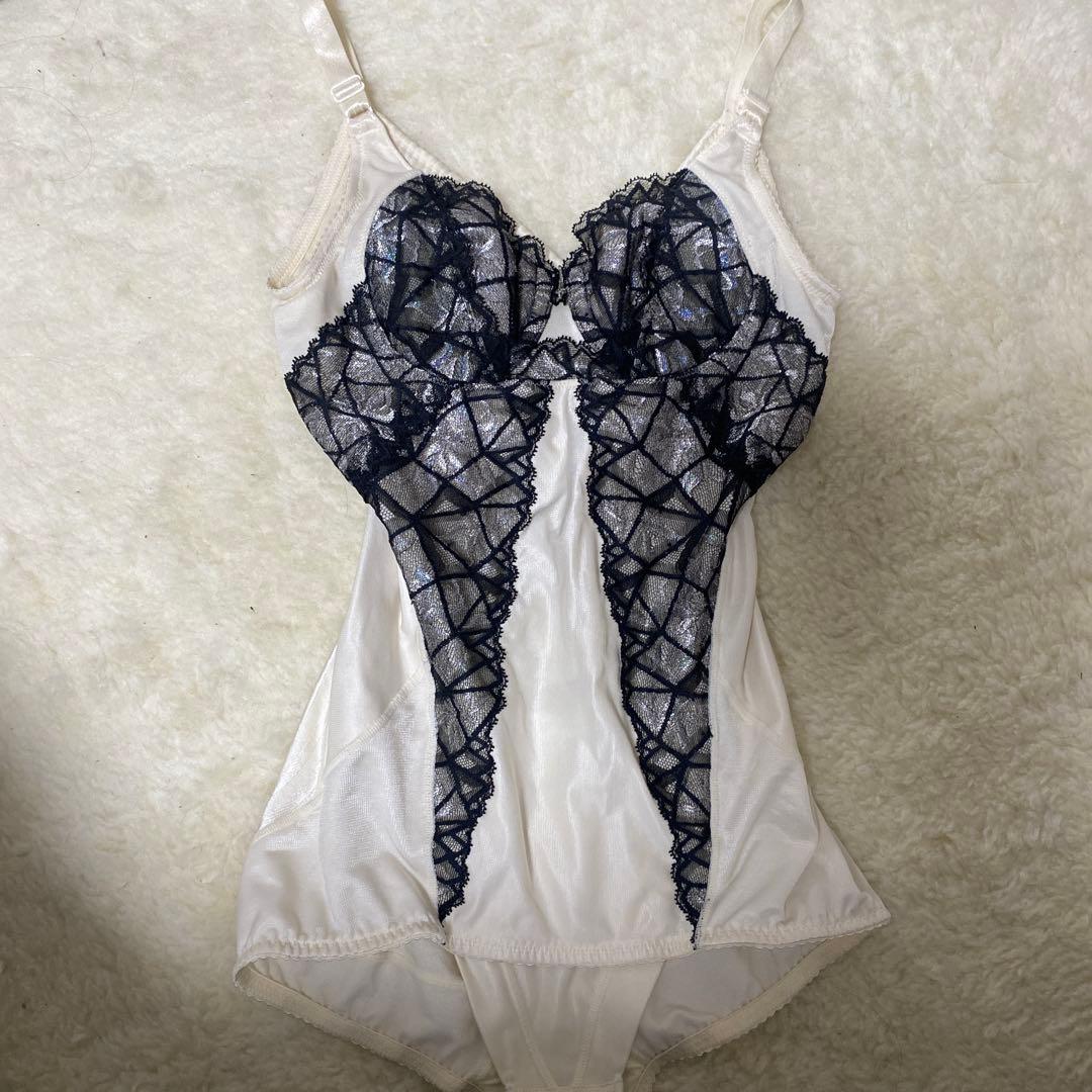 MARUKO レース装飾ボディスーツ A70M ホワイト/ブラック