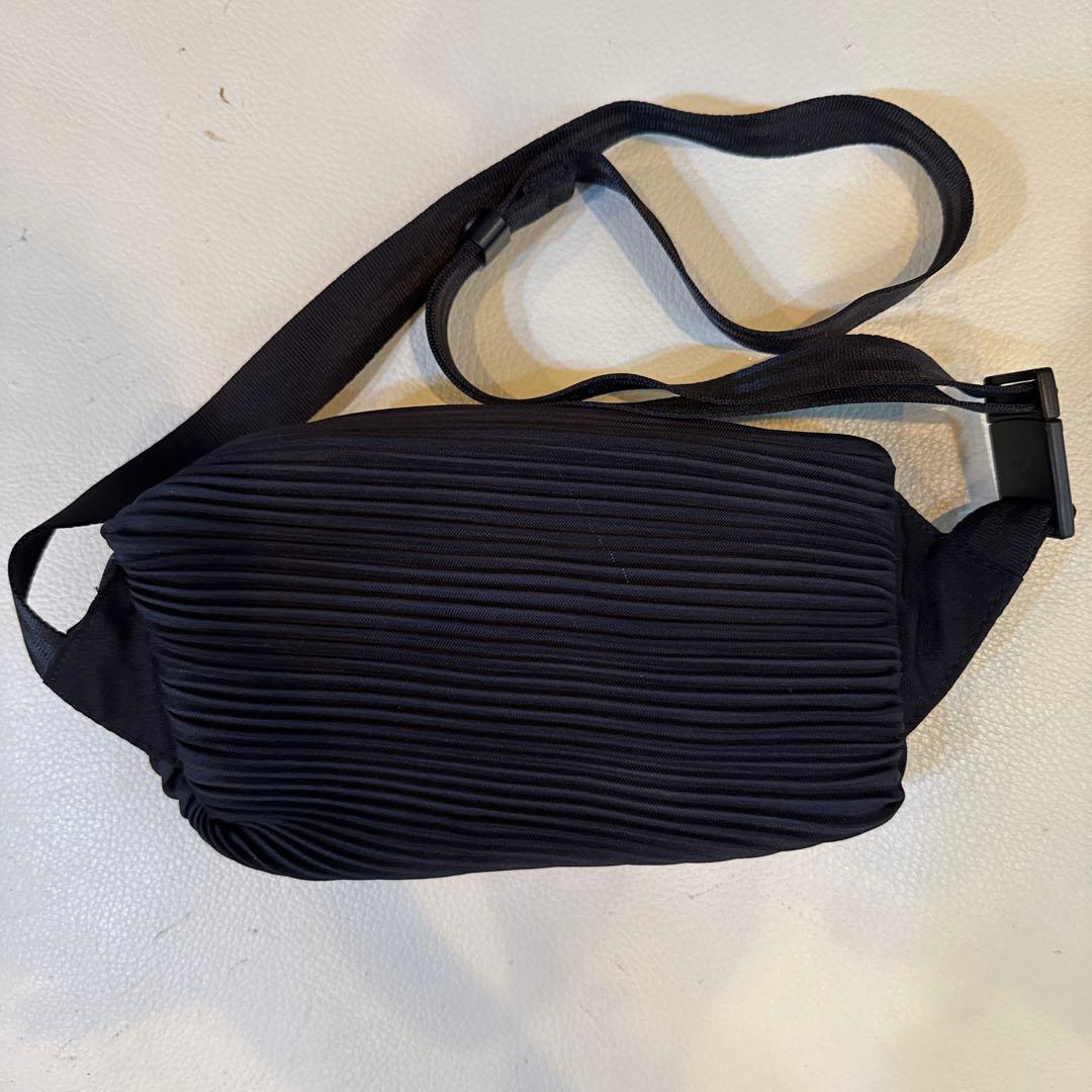 PLEATS PLEASE ブラック ボディバッグ