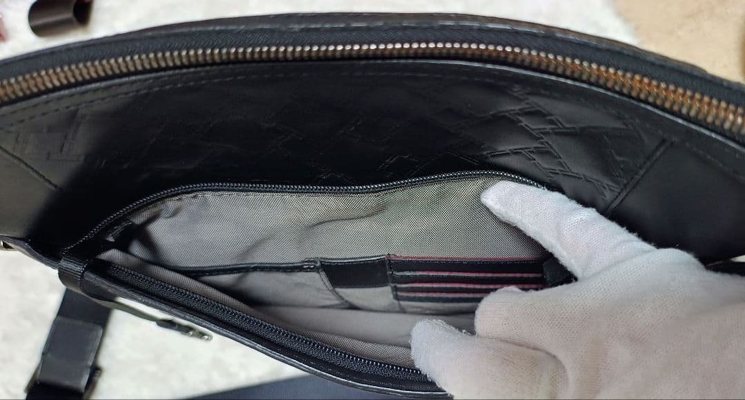 TUMI トゥミ ブラック レザーショルダーバッグ エンボス 型押し