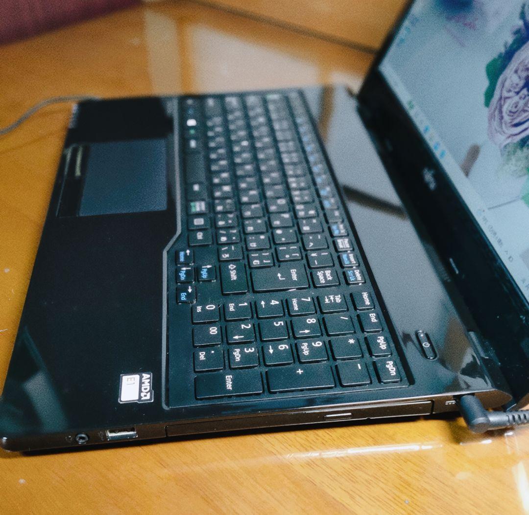 富士通ノートパソコン♪カメラ付きで動画視聴♪事務作業やオンライン学習に最適