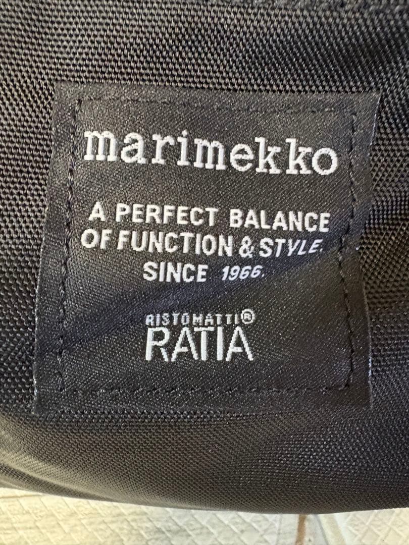 美品　marimekko ブラック バックパック