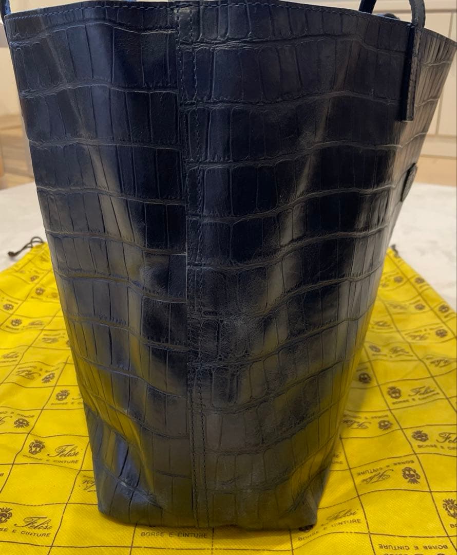 フェリージ　メンズトートバッグ　 エンボスレザー（クロコ型押し）