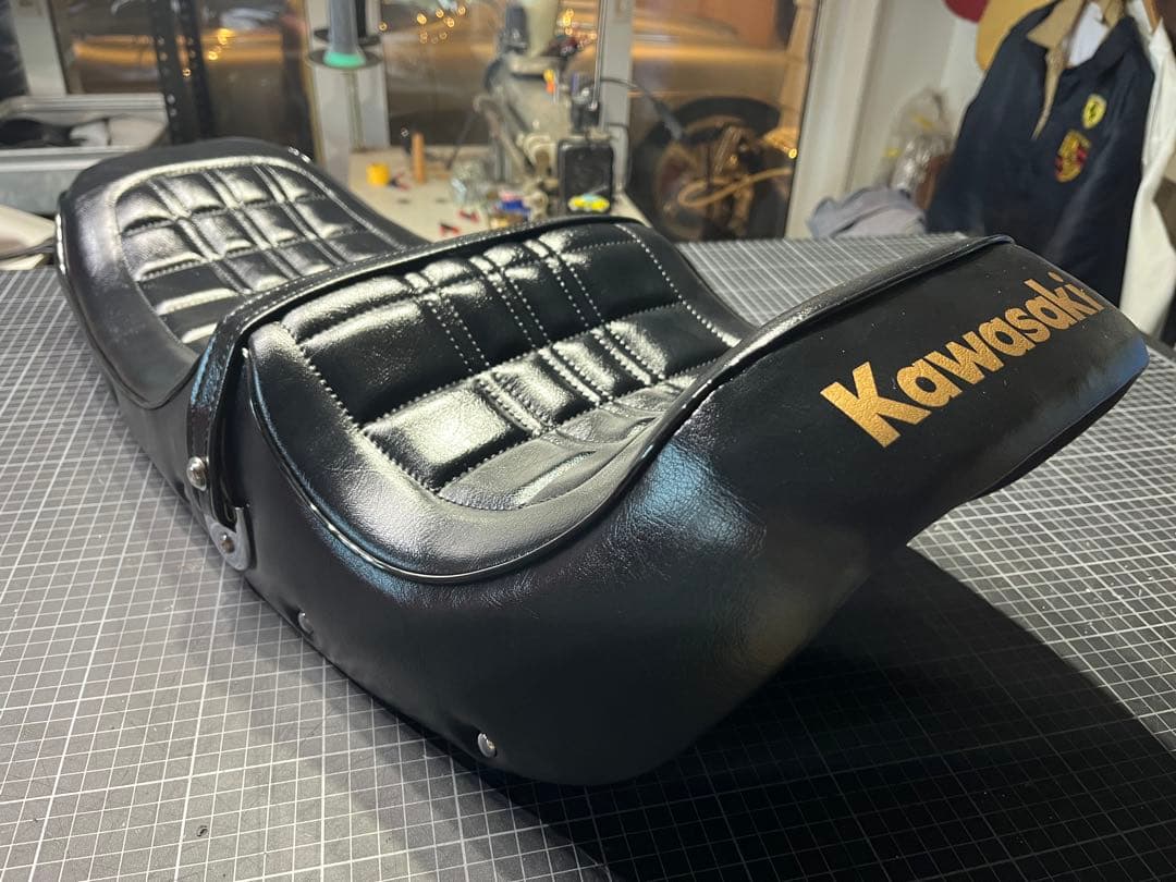 黒艶Z400FXダブルアンコ抜きシートゲルザブ加工BEET金ロゴ鋲付き