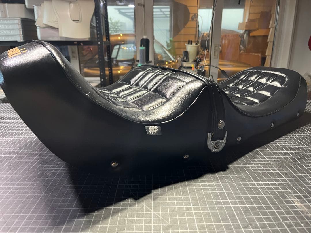 黒艶Z400FXダブルアンコ抜きシートゲルザブ加工BEET金ロゴ鋲付き