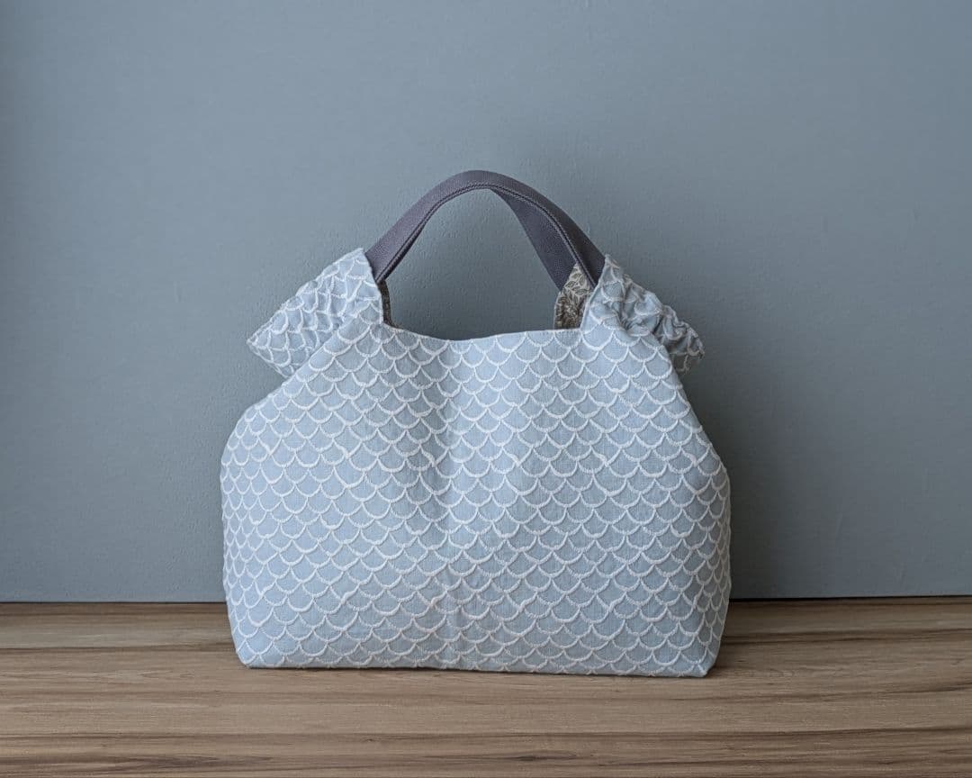 ミナペルホネンハンドメイドシャーリングバッグ（マーメイド、ライトブルー）