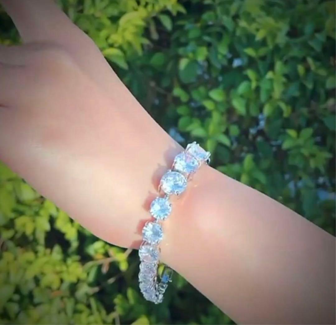 誰よりも輝け。12.5カラットの衝撃：モアサナイトブレスレット