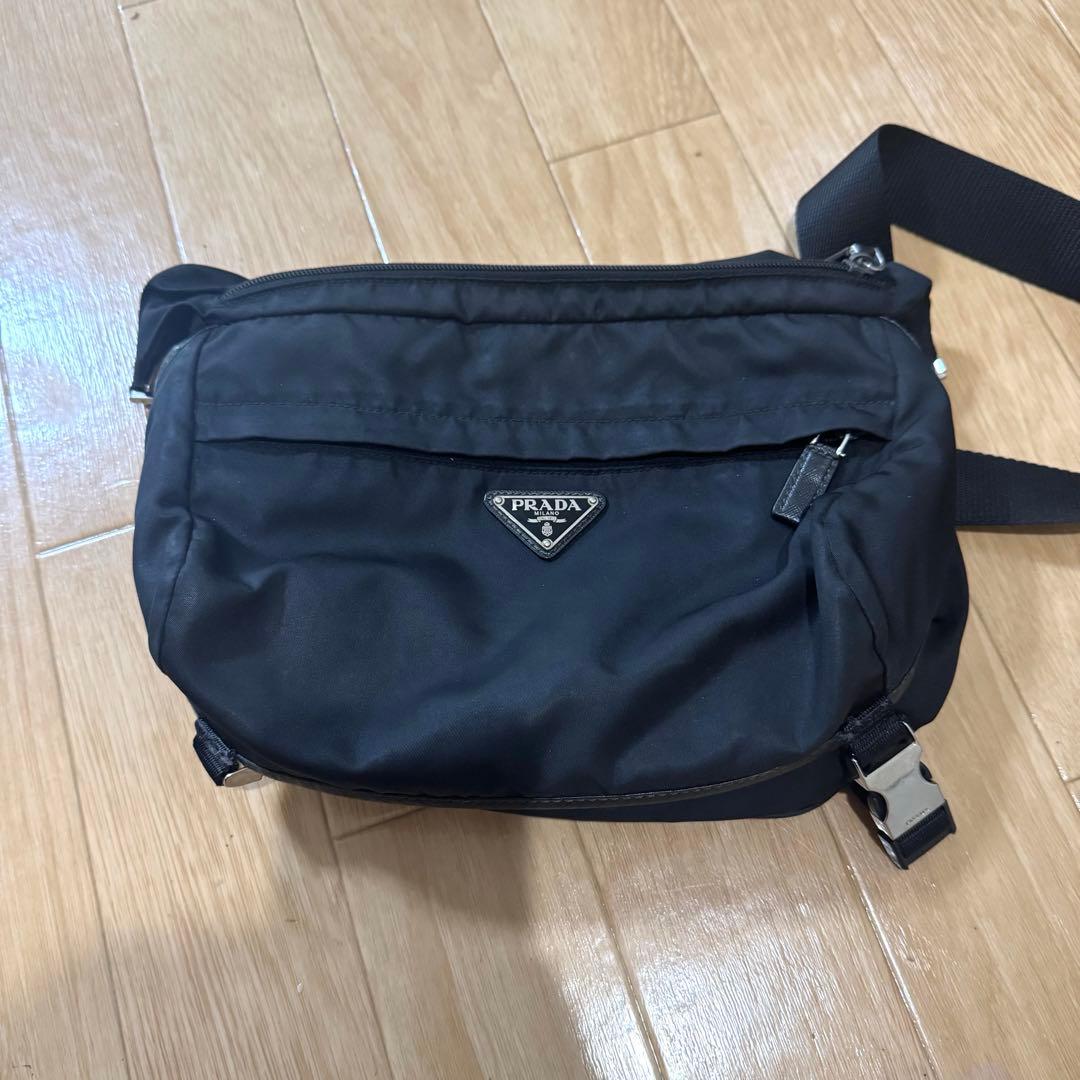 プラダ メッセンジャーバッグ　サフィアーノ
