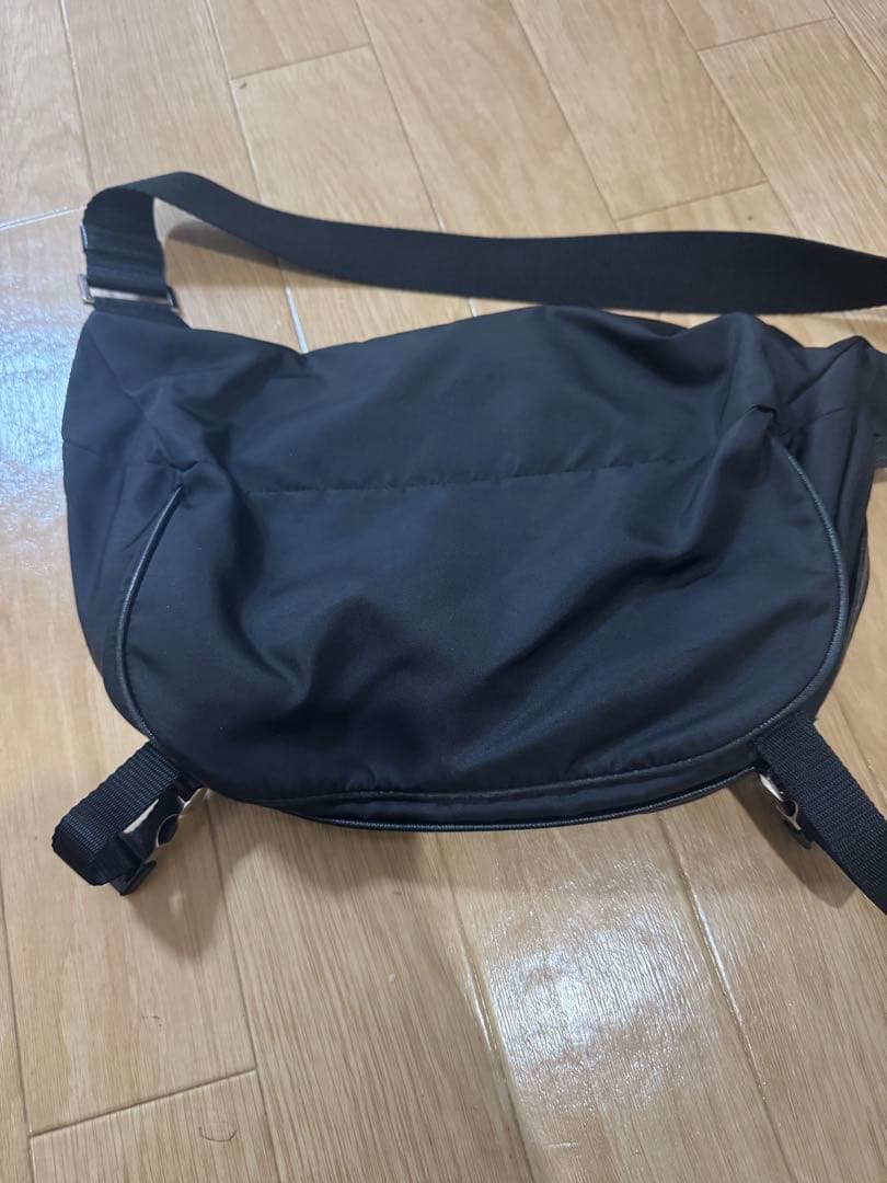 プラダ メッセンジャーバッグ　サフィアーノ