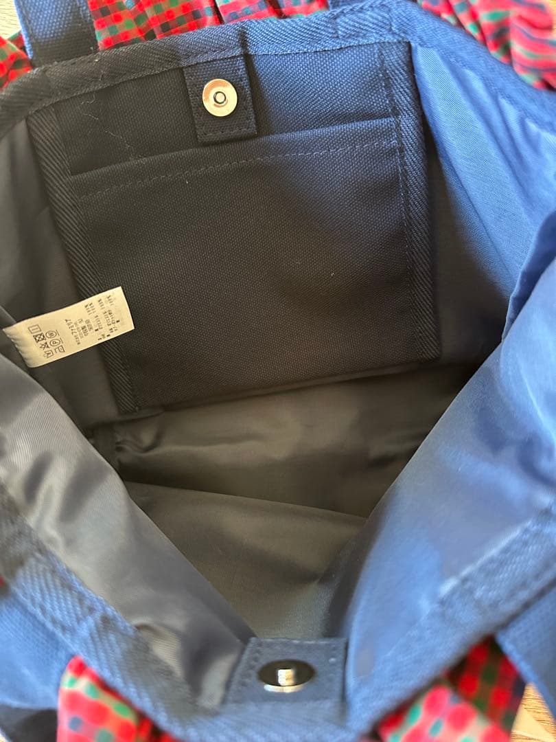 ファミリア トート 赤チェック フリル 紺色 未使用（おまけチャーム付き）