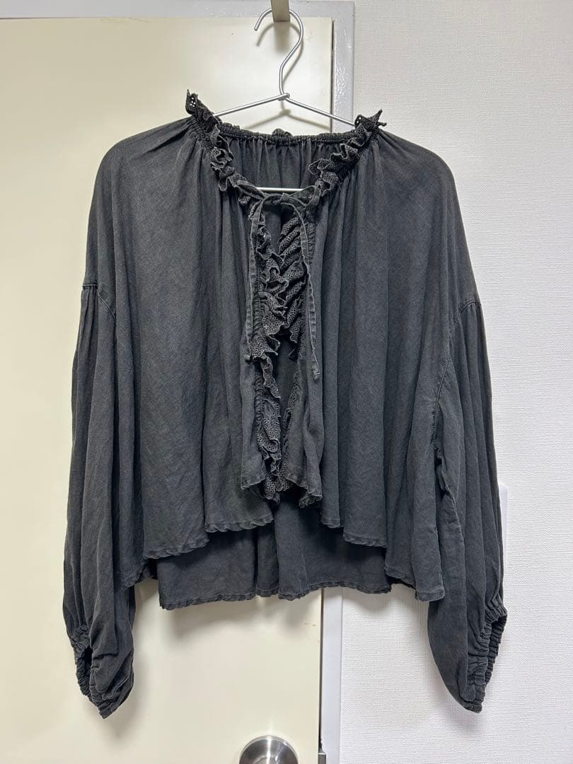 nest Robe 2025SS リネン備長炭染めスカラフリルブラウス 墨黒