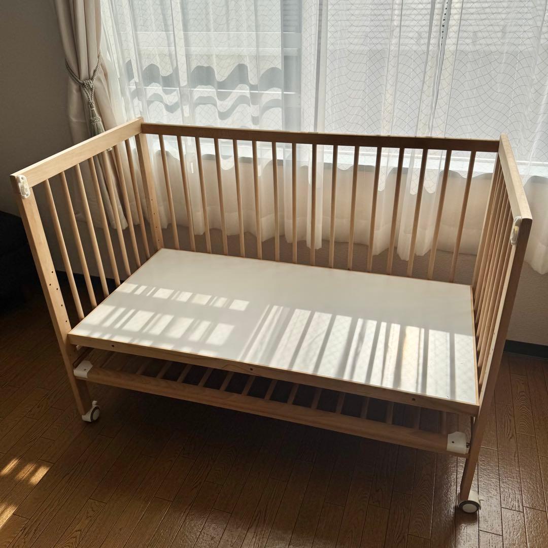 再値下げ【学習机にもできる】木製　ベビーベッド キャスター付き　高さ調節可