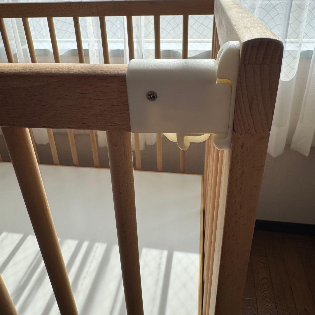 再値下げ【学習机にもできる】木製　ベビーベッド キャスター付き　高さ調節可