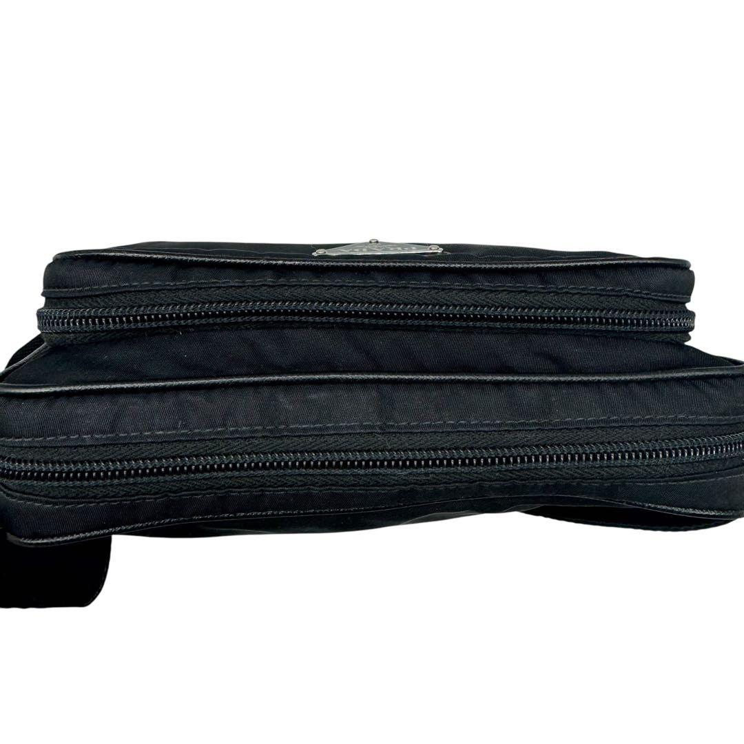 PRADA ボディバッグ 三角プレート ロゴ金具 キャンバス