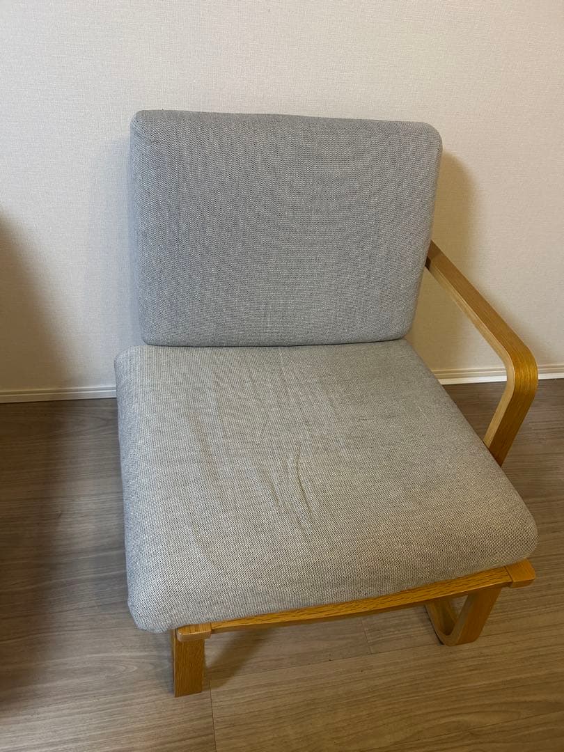 グレーの木製フレーム2人掛けソファ