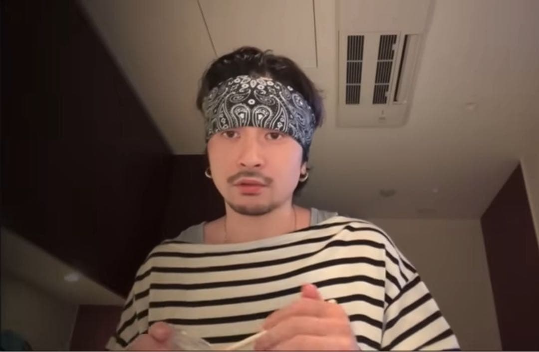 常田大希着用 OUTIL(ウティ) ボーダー柄 オープンネック 長袖Tシャツ