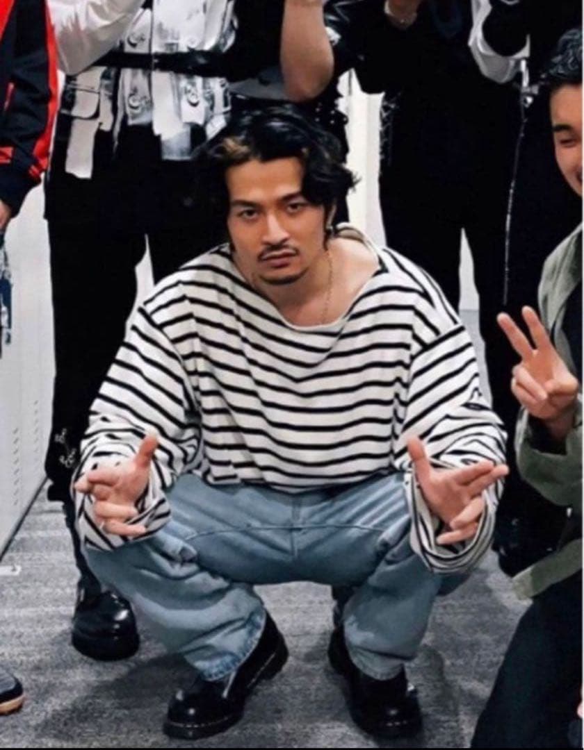 常田大希着用 OUTIL(ウティ) ボーダー柄 オープンネック 長袖Tシャツ