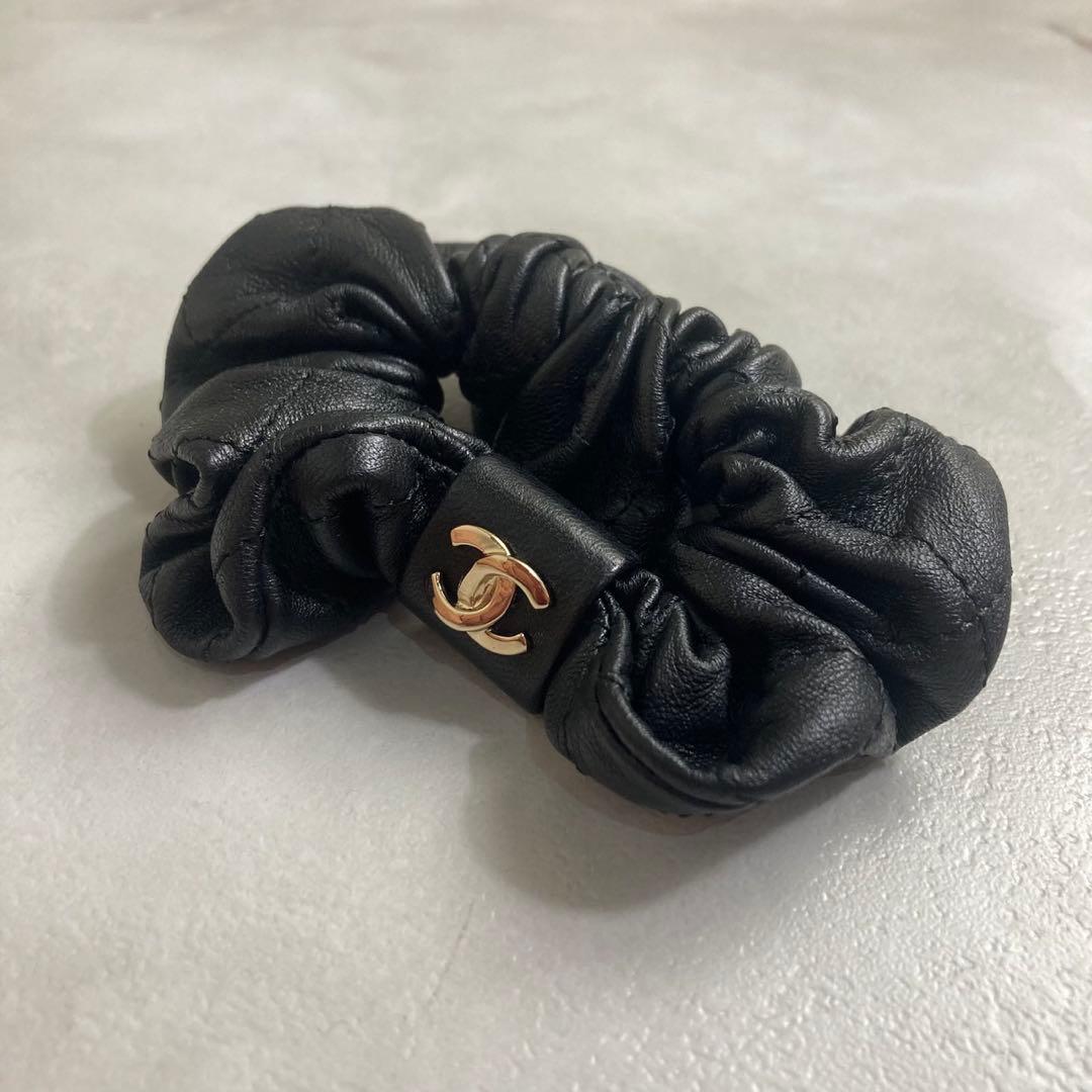 美品　CHANEL ブラックレザー ヘアゴム　シュシュ
