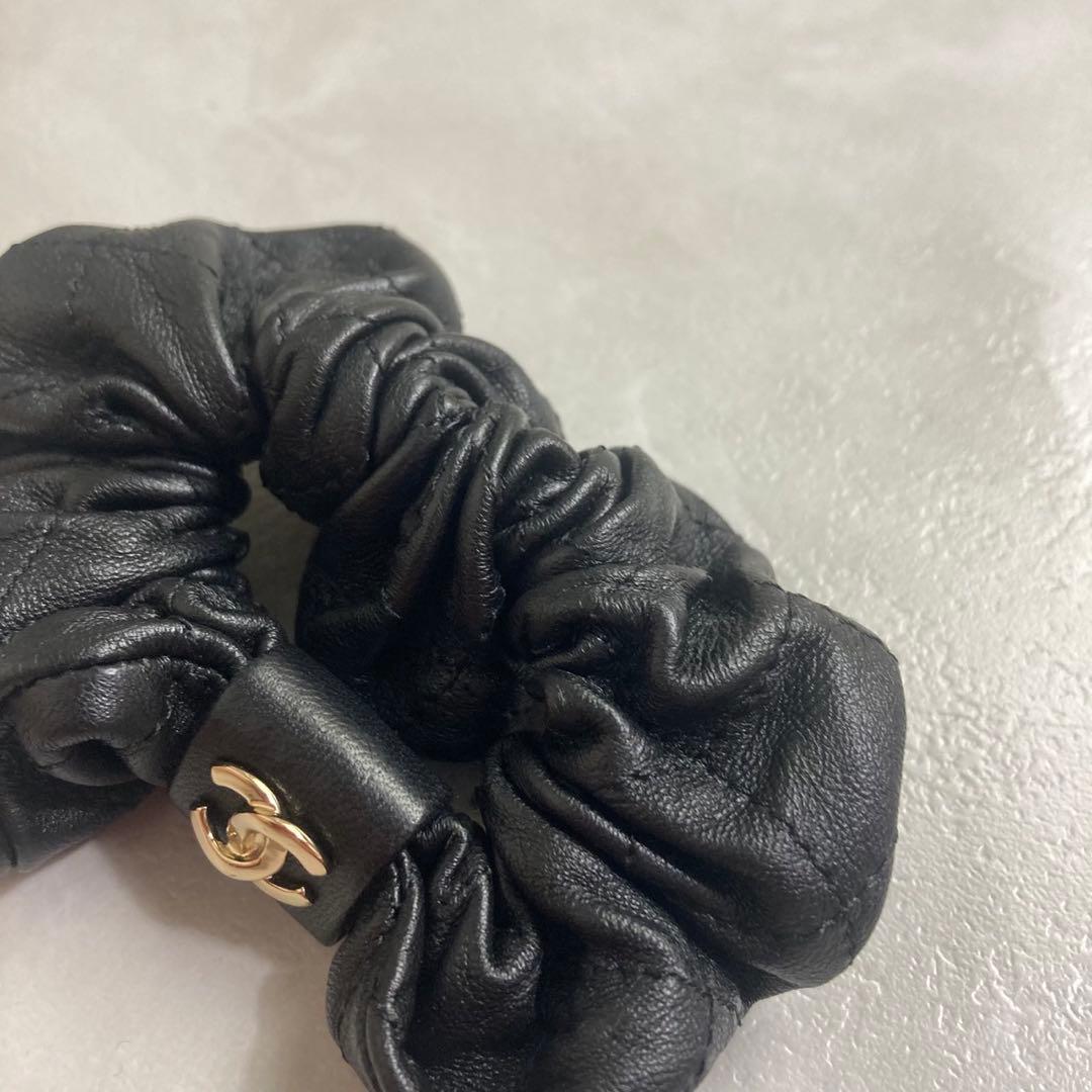 美品　CHANEL ブラックレザー ヘアゴム　シュシュ