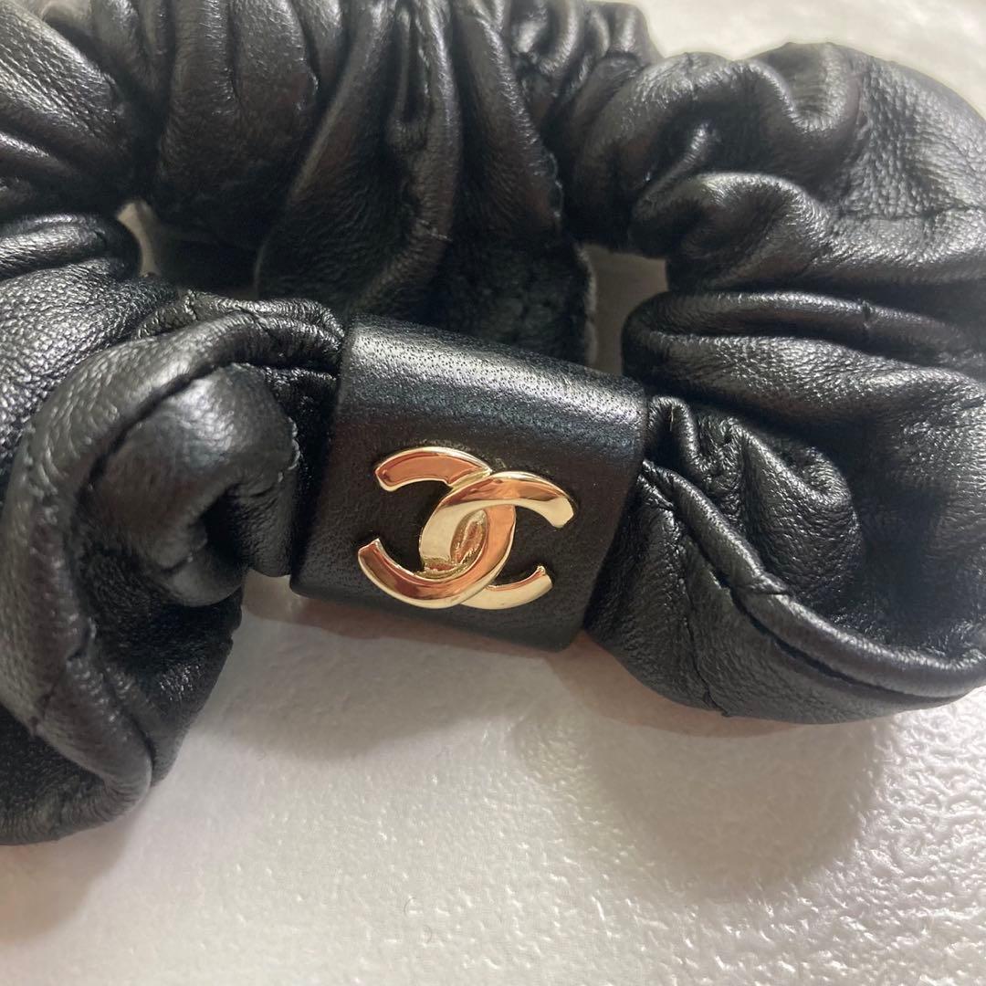 美品　CHANEL ブラックレザー ヘアゴム　シュシュ