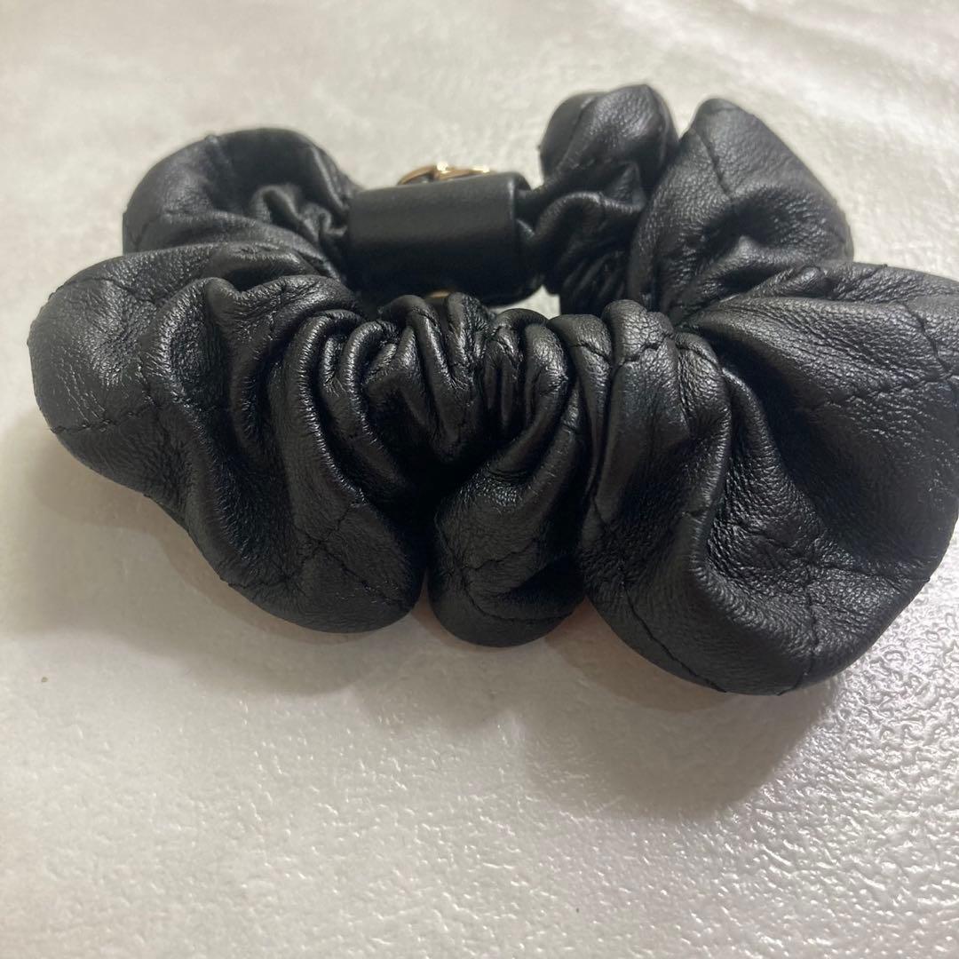 美品　CHANEL ブラックレザー ヘアゴム　シュシュ