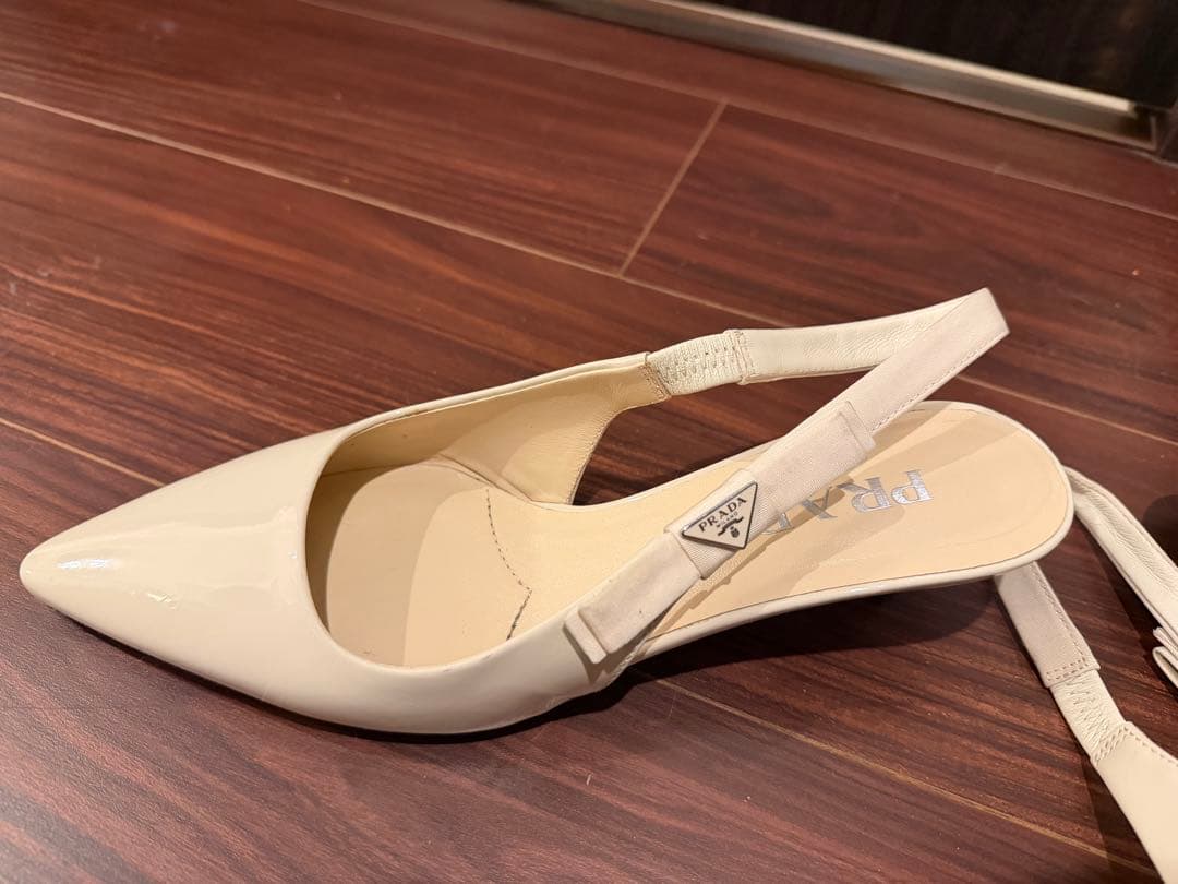 PRADA ベージュ ポインテッドトゥ ヒール 35.5