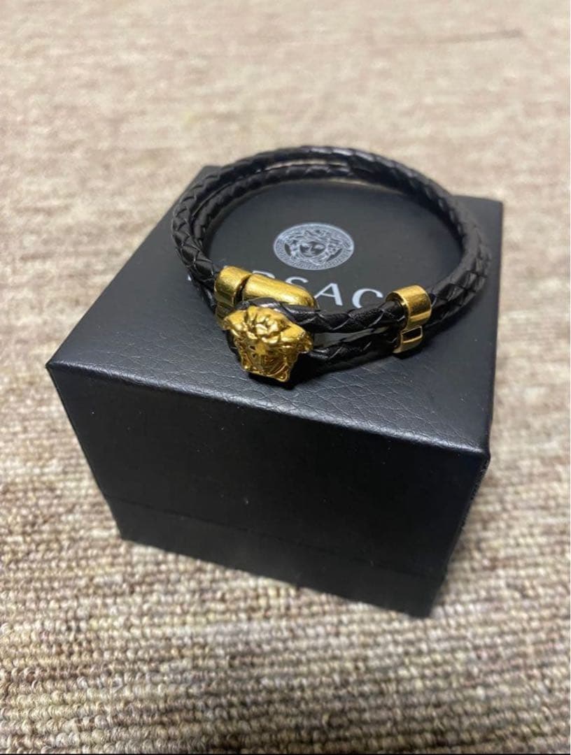 VERSACE ライオンヘッドブレスレット 黒/金