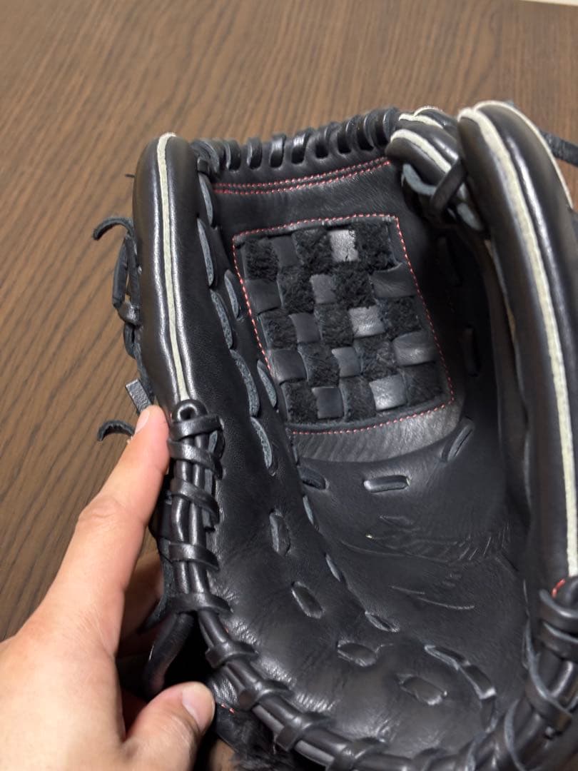 マ*チ様 Mizuno 軟式野球グローブ 黒/赤　投手用　未使用に近い