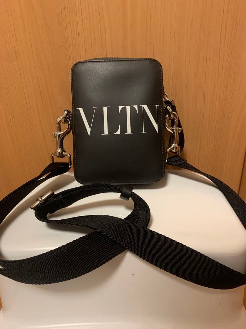 ヴァレンティノ VALENTINOレザーショルダーバッグ　美品