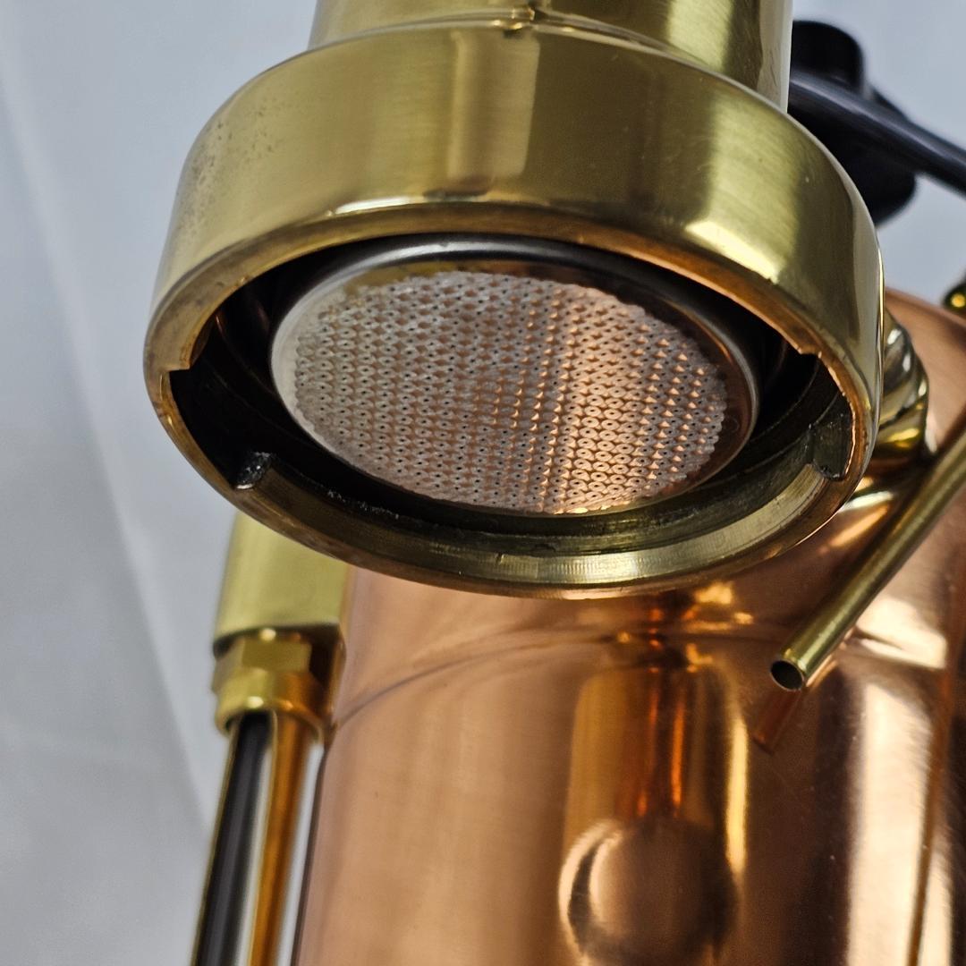 パボーニの手動式エスプレッソマシンになります。