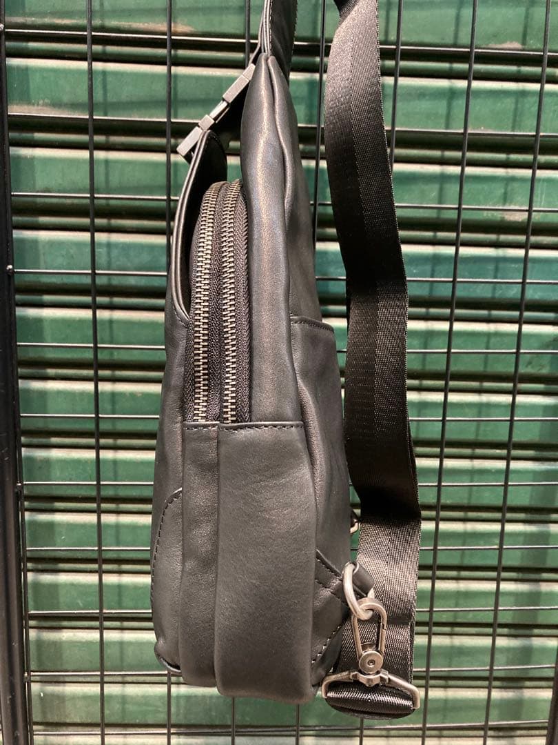 aroco『新品未使用』【本革】《牛革》［イタリアンレザー］ボディバッグ