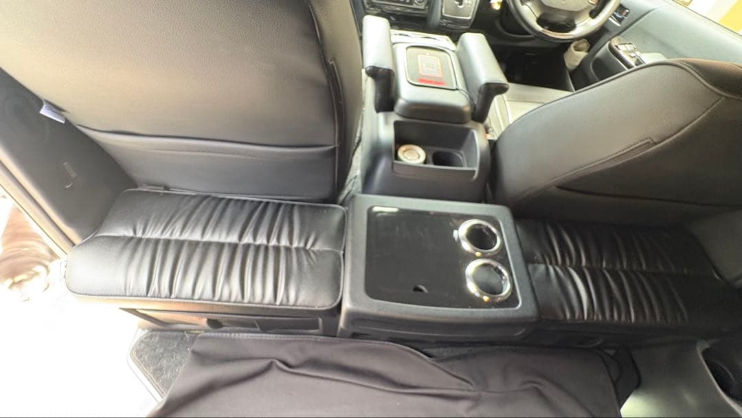 ハイエース200系標準ボディ　セカンドテーブル、オットマン、カップホルダー付き