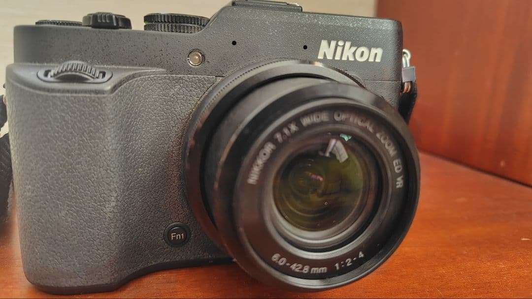 Nikon COOLPIX P7800 本体と付属品