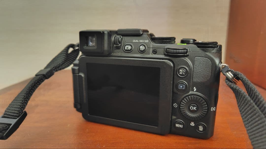 Nikon COOLPIX P7800 本体と付属品