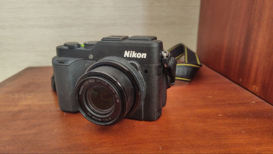 Nikon COOLPIX P7800 本体と付属品